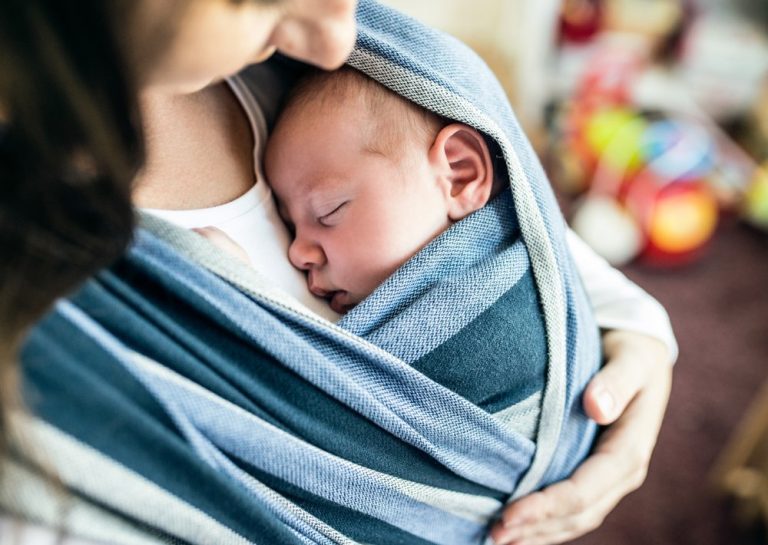 Différents types de portage pour bébés selon leur âge
