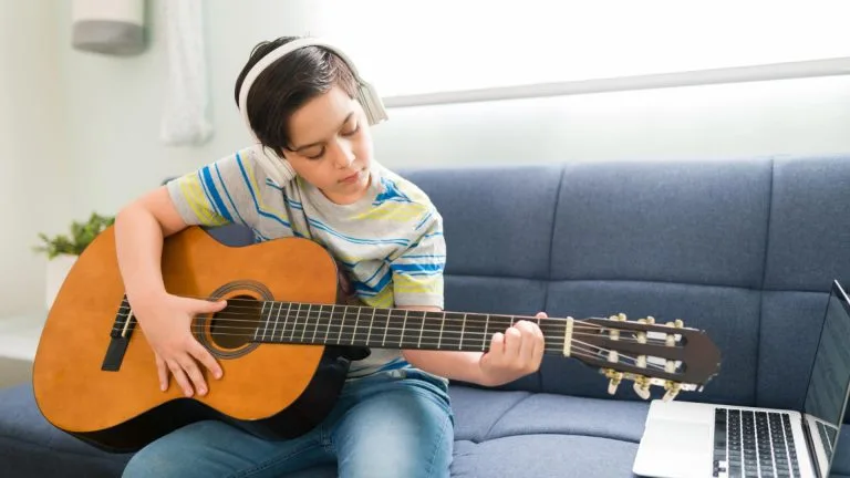 Comment choisir un instrument de musique en ligne pour un enfant ?