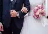 un couple de jeunes mariés
