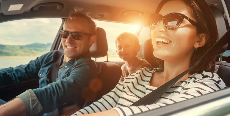 famille heureuse en voiture avec enfants à l'arrière