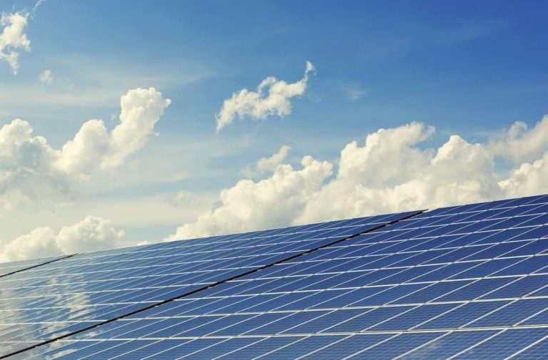 maison avec panneaux solaires sur le toit sous un ciel bleu