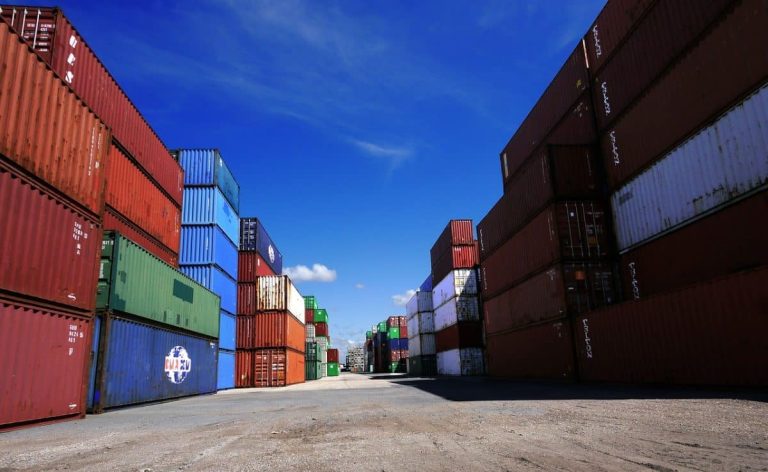 container en acier utilisé pour le transport et l'habitat alternatif
