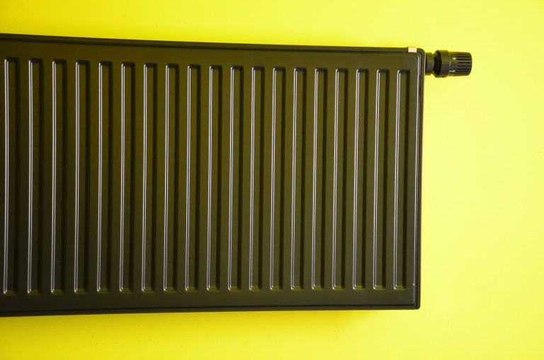 radiateur électrique en céramique dans un intérieur chaleureux et moderne