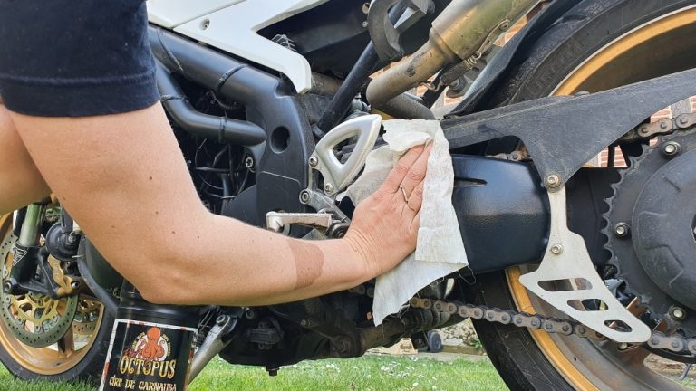 Moto électrique propre et brillante après un nettoyage soigneux