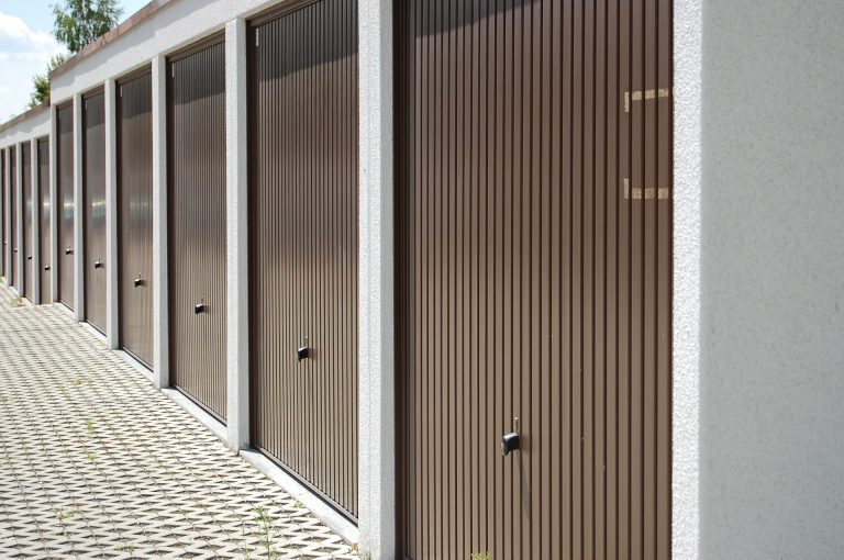 Garde-meubles avec des meubles entreposés en toute sécurité