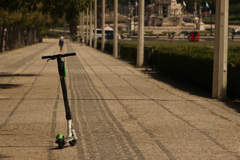Trottinette électrique sur un chemin urbain ensoleillé