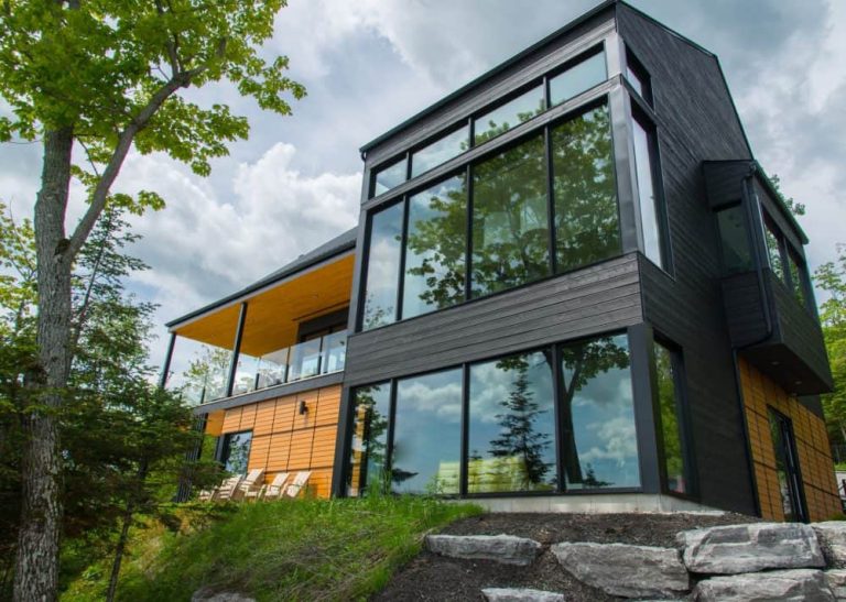 Maison en bois moderne intégrée dans un environnement naturel
