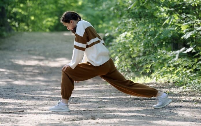 Une femme en vêtements de sport