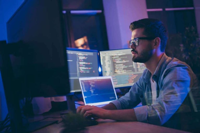 Commutateur KVM moderne utilisé dans un bureau pour gérer plusieurs ordinateurs