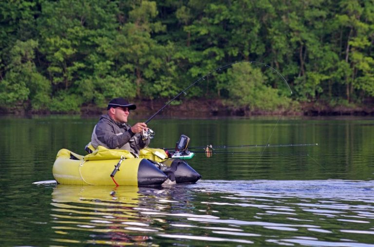 Float tube équipé de moteurs et accessoires pour la pêche en eau douce
