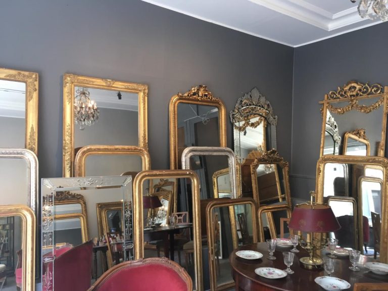 Miroir ancien en métal poli avec des détails artisanaux