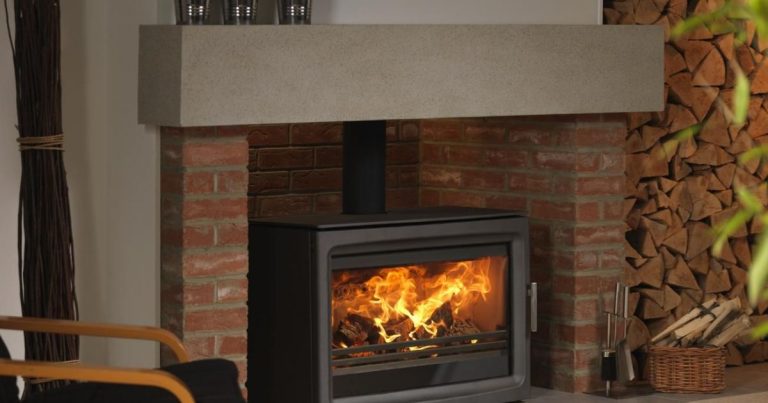 insert installé dans une cheminée avec flammes visibles