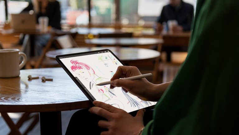Tablette tactile Apple iPad Pro avec un croquis créatif sur l'écran