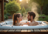 Jeune couple profitant d'un jacuzzi extérieur dans un jardin normand