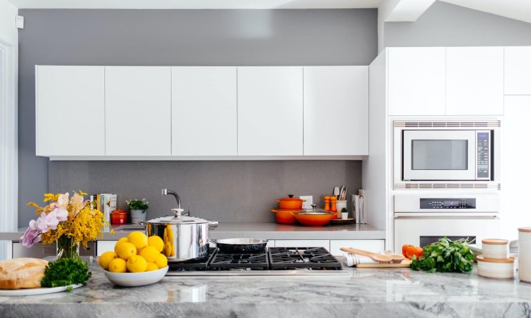 Papier peint coloré décorant une cuisine moderne et accueillante