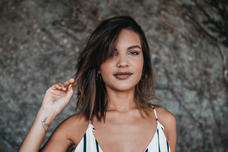 Coiffure courte mettant en valeur un visage féminin élégant