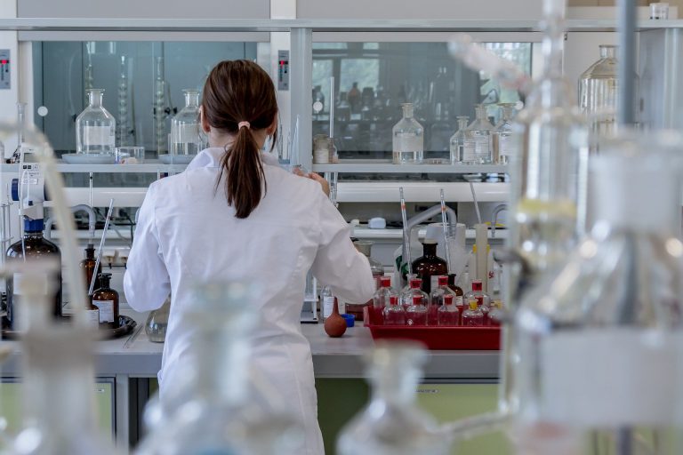 laboratoire avec des chercheurs analysant des échantillons en santé publique
