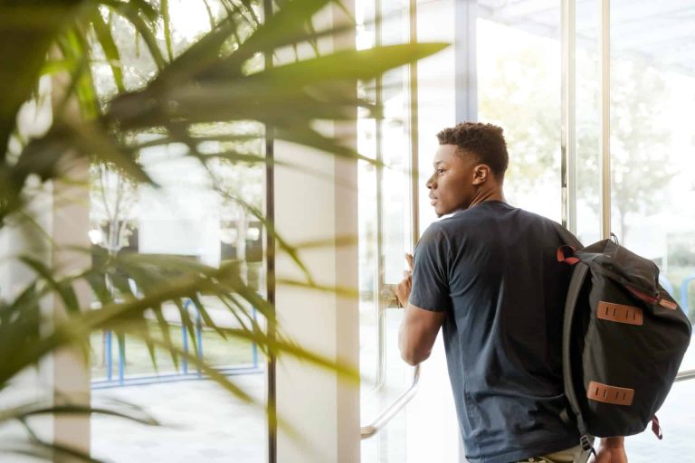 Étudiants en formation BTS commerce discutant de leurs spécialités