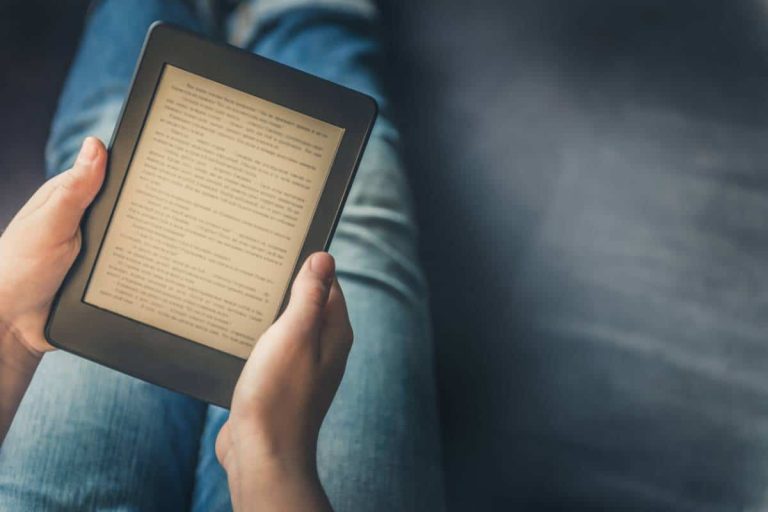 Comparaison entre liseuse numérique et livre papier