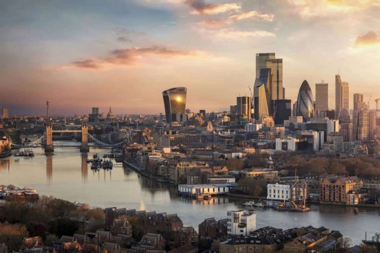 Vue panoramique de Londres avec ses monuments emblématiques et la Tamise