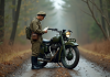 Moto militaire vintage près d une forêt avec soldat vérifiant une carte