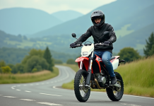 Motocross homologuée pour la route 125cc : le guide exhaustif pour choisir la meilleure Jeune homme en moto tout-terrain sur route de campagne