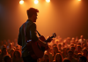 Jeune musicien jouant de la guitare acoustique sur scène