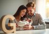 Jeunes parents souriants dans une nurserie lumineuse
