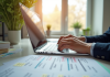Personne concentrée travaillant sur un ordinateur dans un bureau lumineux
