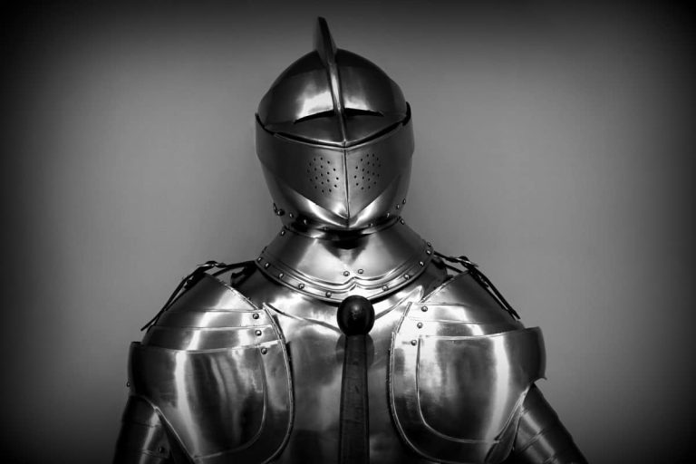 épée de cosplay avec design détaillé et proportions adaptées