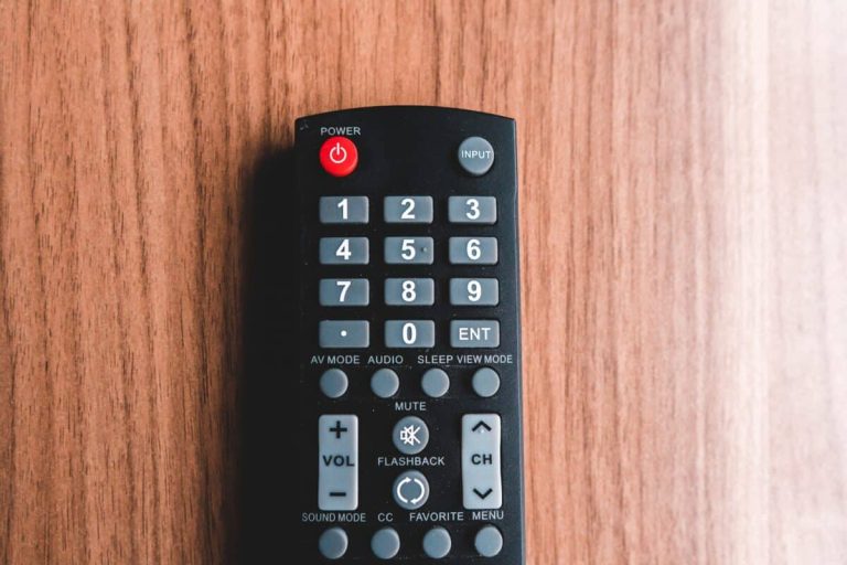 Barre de son connectée à un téléviseur via un câble HDMI ARC