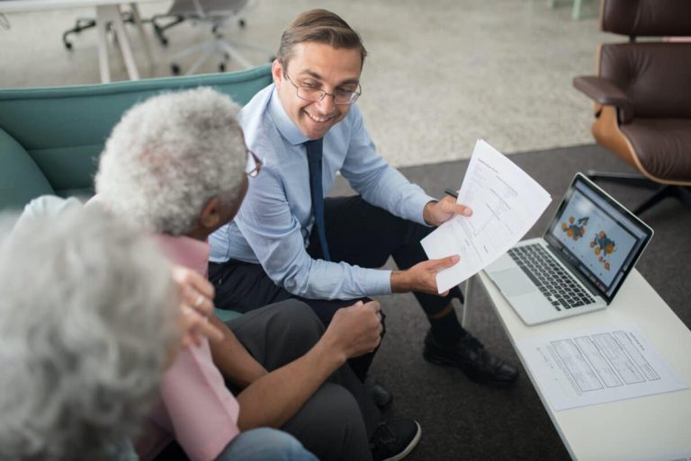 Conseiller en assurance expliquant le rôle des courtiers aux clients