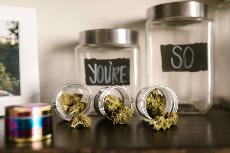 Fleur de CBD sur une table avec des accessoires de consommation
