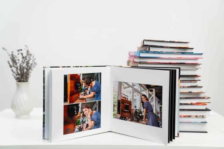 Un album photo coloré avec des souvenirs de voyages et de jeux d'enfants