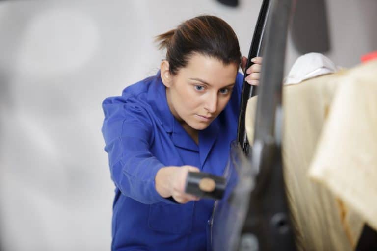 Serrure de voiture bloquée avec outils pour dépannage à proximité