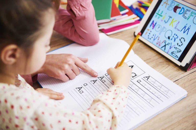 Des parents accompagnant leur enfant lors d'un cours particulier à domicile