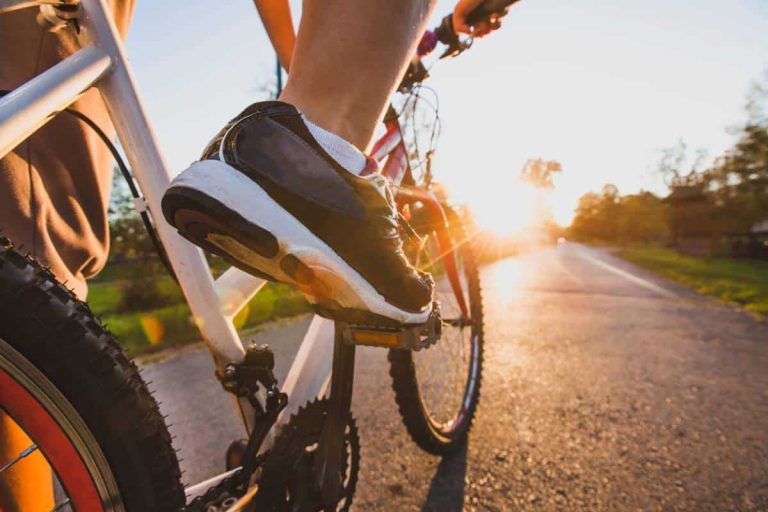 Cycliste sur un vélo de route explorant un paysage naturel