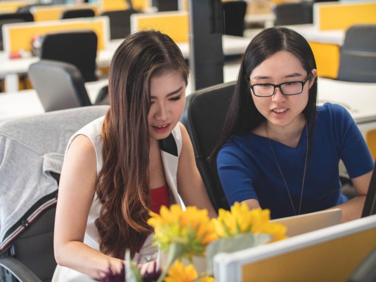 deux femmes collaborant autour d'une table de travail à Châtellerault