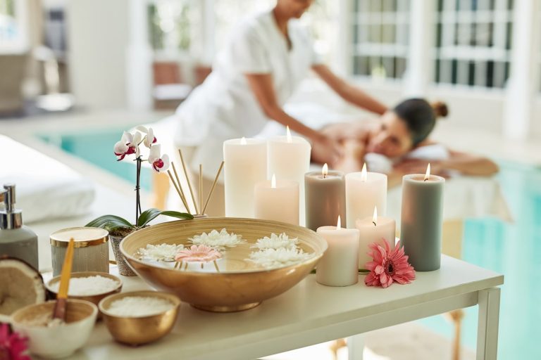 personnes se relaxant dans un spa pour le bien-être et la détente