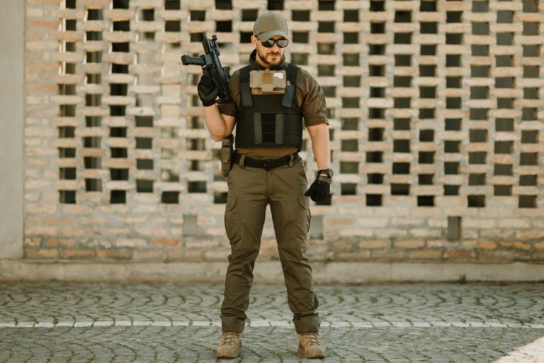 Soldat en équipement tactique prêt pour le combat rapproché