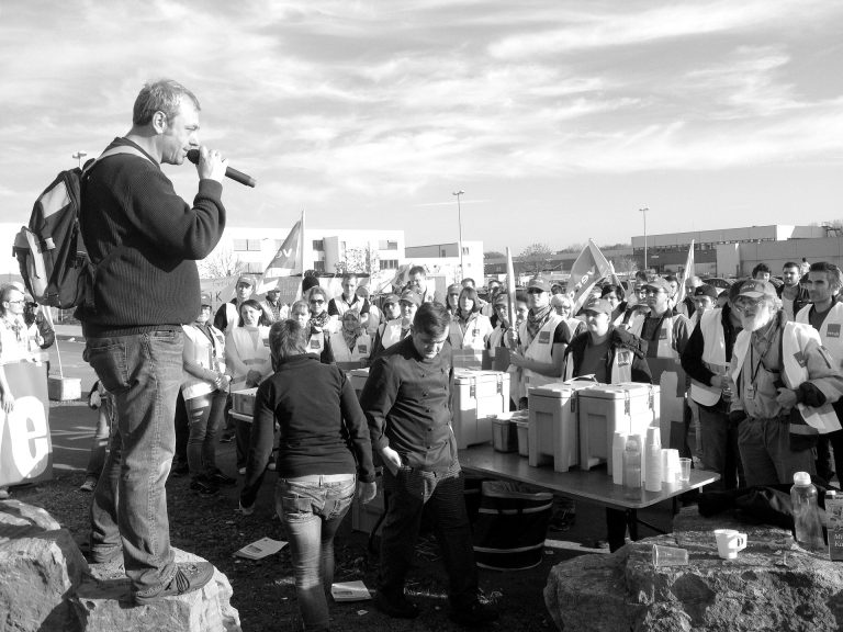 Travailleurs discutant des options d'adhésion syndicale