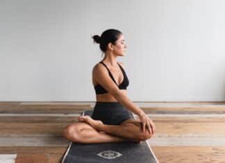 une femme pratiquant le yoga