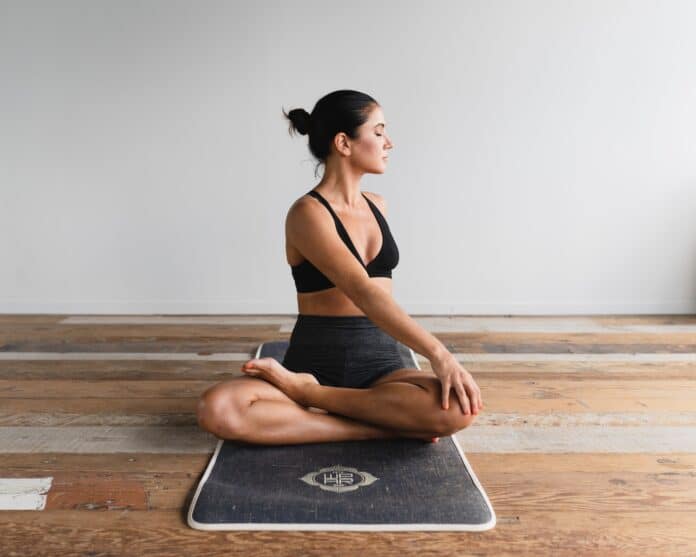 une femme pratiquant le yoga