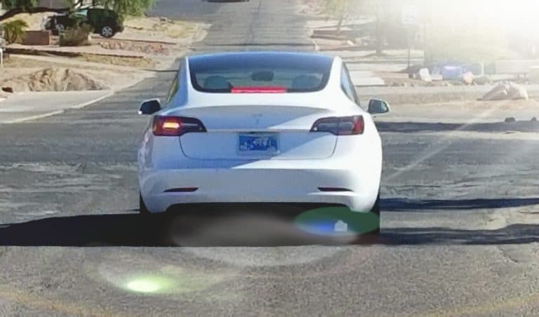 Voiture électrique Tesla en charge dans un environnement urbain