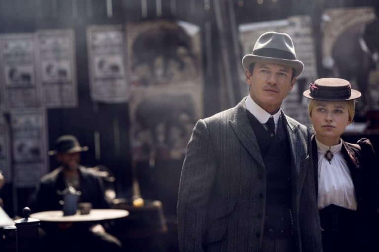 Sara Howard et ses partenaires dans une scène de The Alienist
