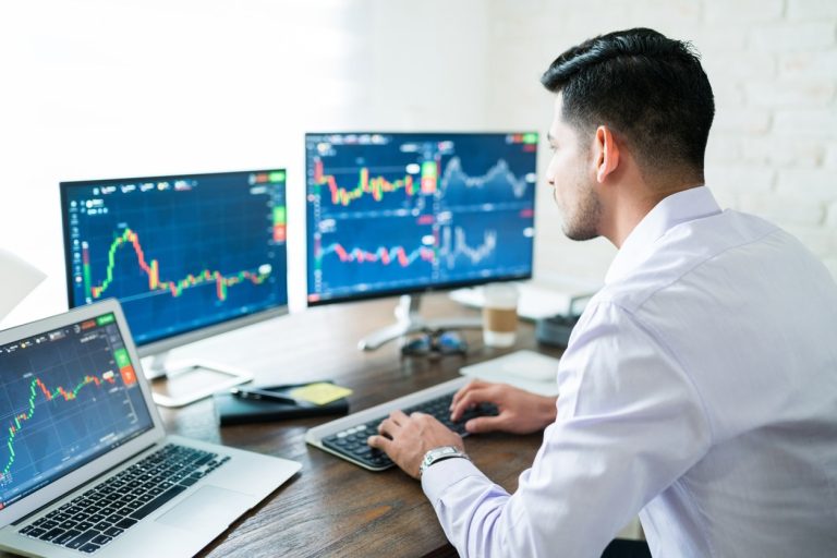 trader analysant des graphiques boursiers sur son ordinateur