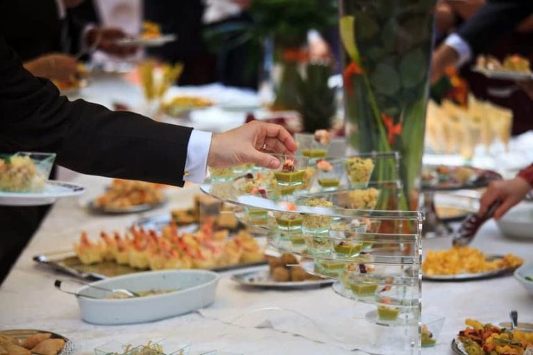 Traiteur préparant des plats raffinés pour un mariage réussi