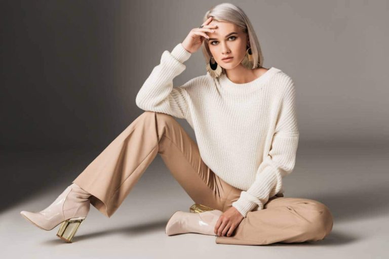Pantalon stylisé avec blazer et talons pour un look élégant