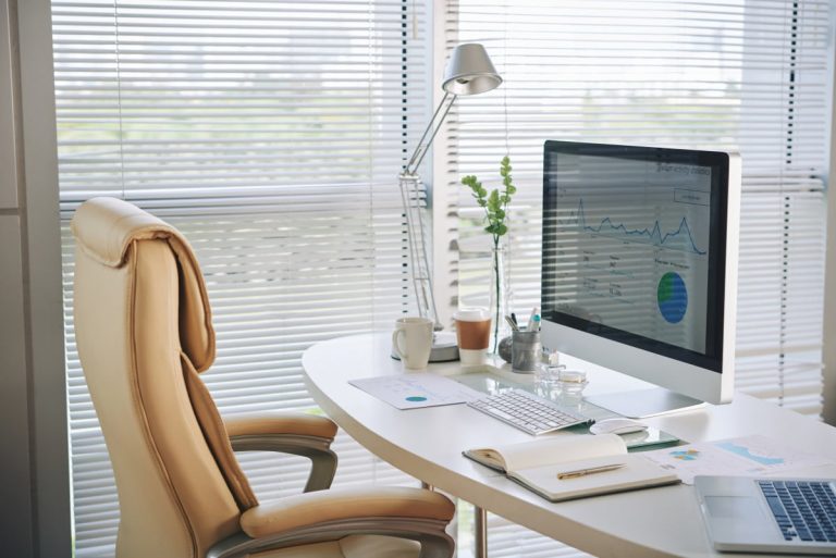 Espace de travail moderne favorisant productivité et bien-être des employés