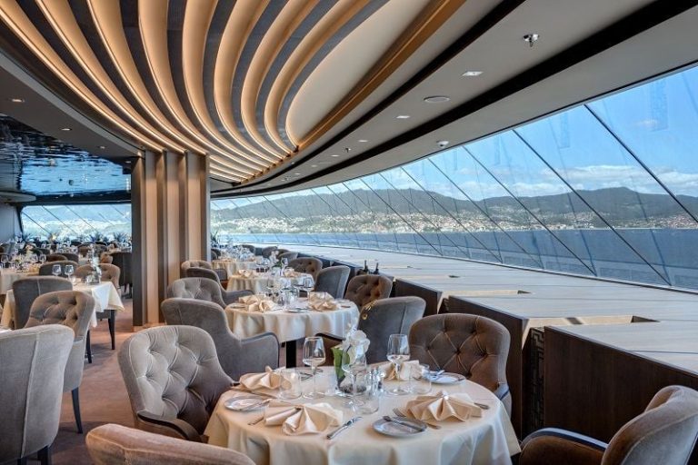 Espace luxueux du yacht club de MSC Croisières avec service personnalisé